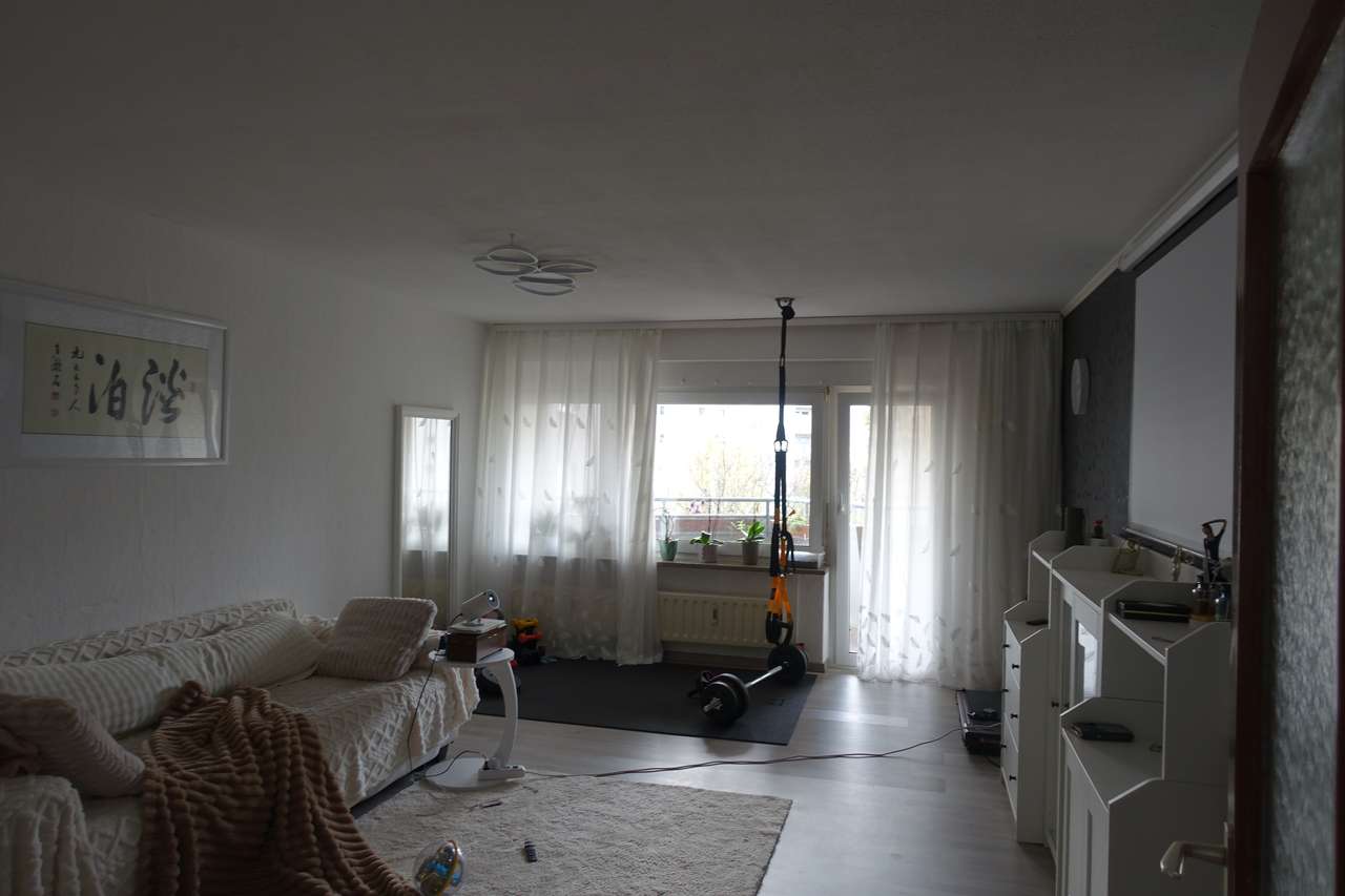 Sonnige 3,5-Zimmerwohnung mit großem Balkon, Freiherr-von-Varnbüler-Str. 8, 71282 Hemmingen Sonnige 3,5-Zimmerwohnung mit großem Balkon, Freiherr-von-Varnbüler-Str. 8, 71282 Hemmingen